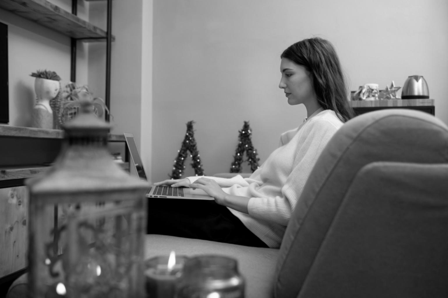 Espace de travail créatif avec documents financiers organisés